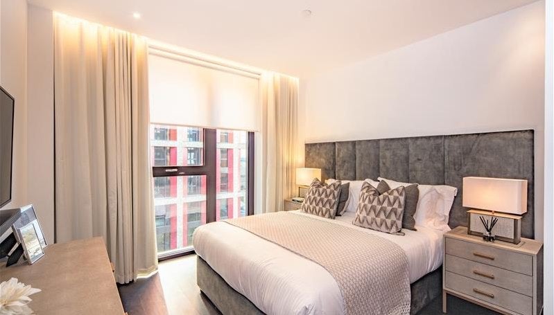 Flat Ponton Road in Greater London