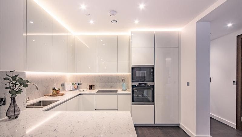 Flat Ponton Road in Greater London