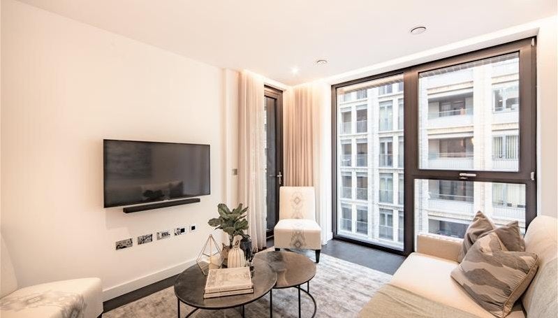 Flat Ponton Road in Greater London