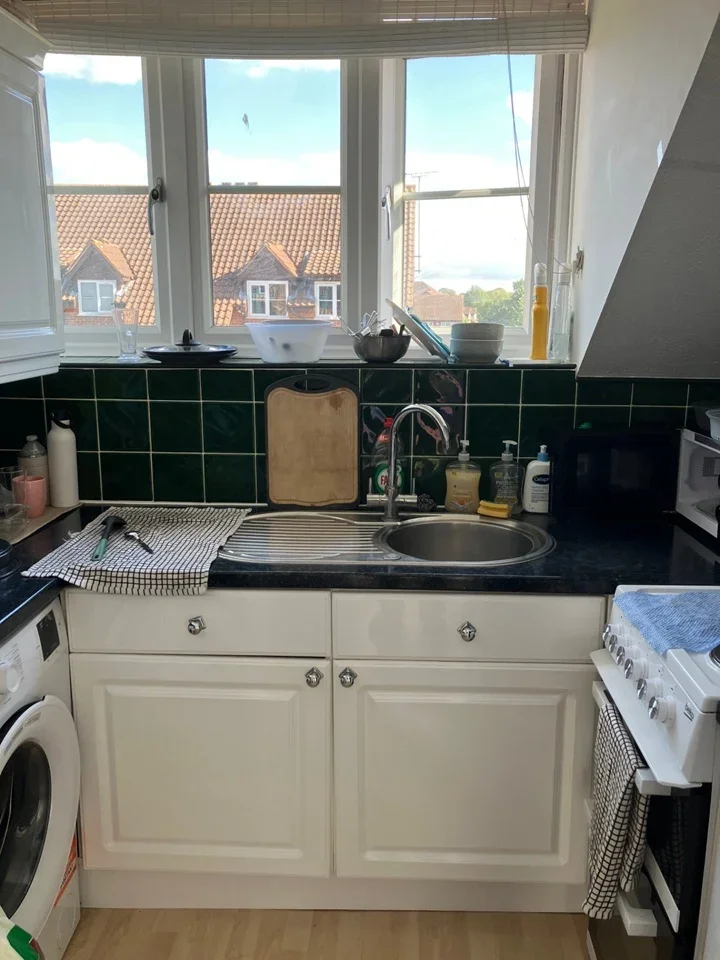 Flat Falcon Close in Dartford