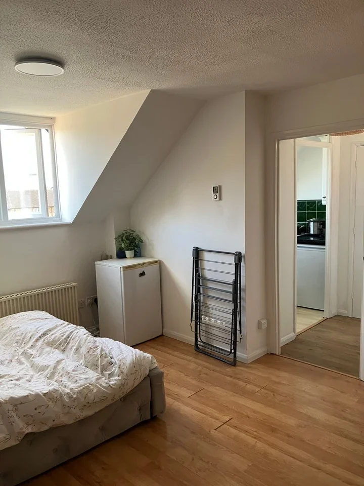 Flat Falcon Close in Dartford