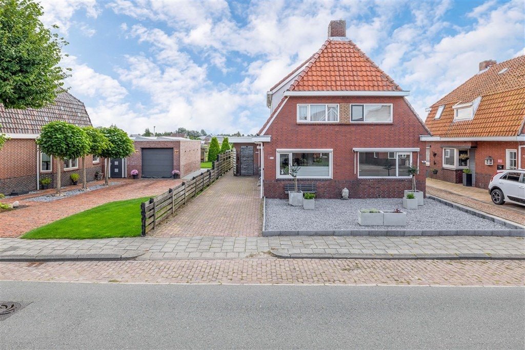 Twee-onder-één-kap te koop: Middenweg 131, Veendam