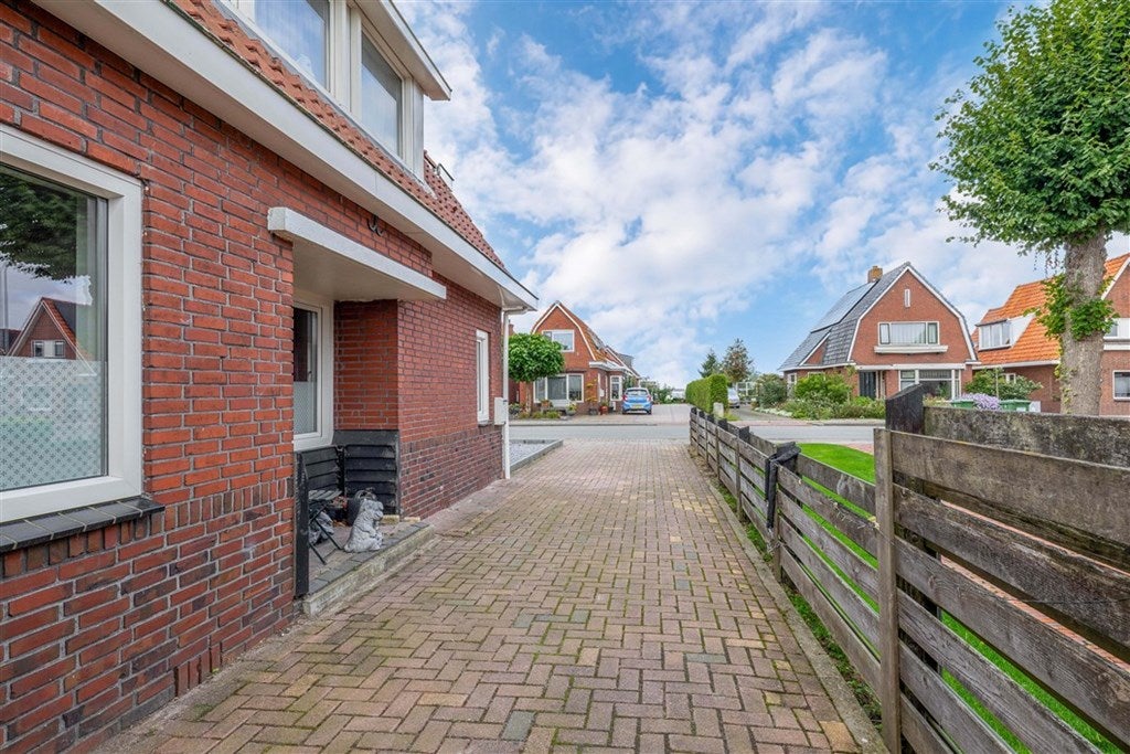 Twee-onder-één-kap te koop: Middenweg 131, Veendam