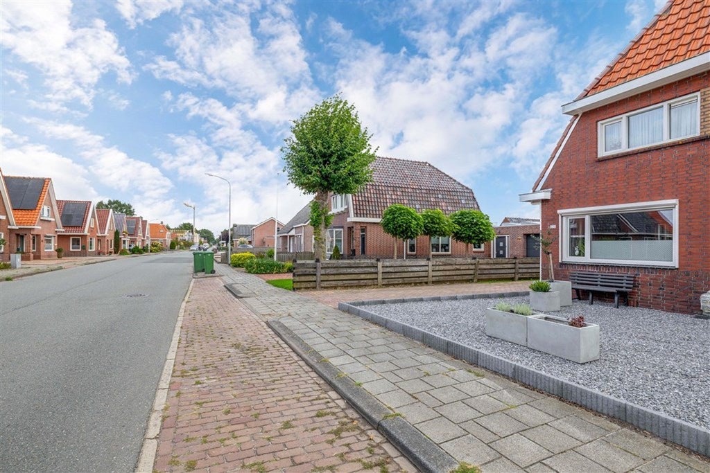 Twee-onder-één-kap te koop: Middenweg 131, Veendam