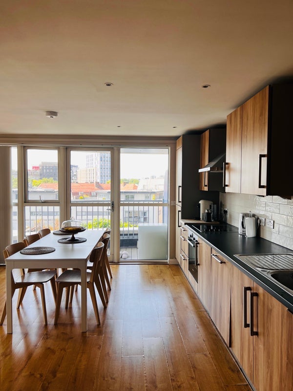 Room Queensland Road in Greater London
