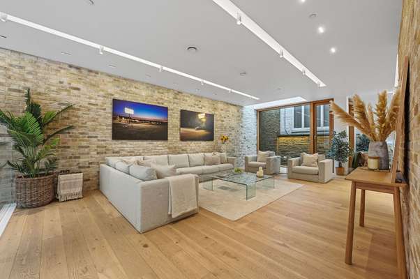 House Nottingham Place in City of Westminster