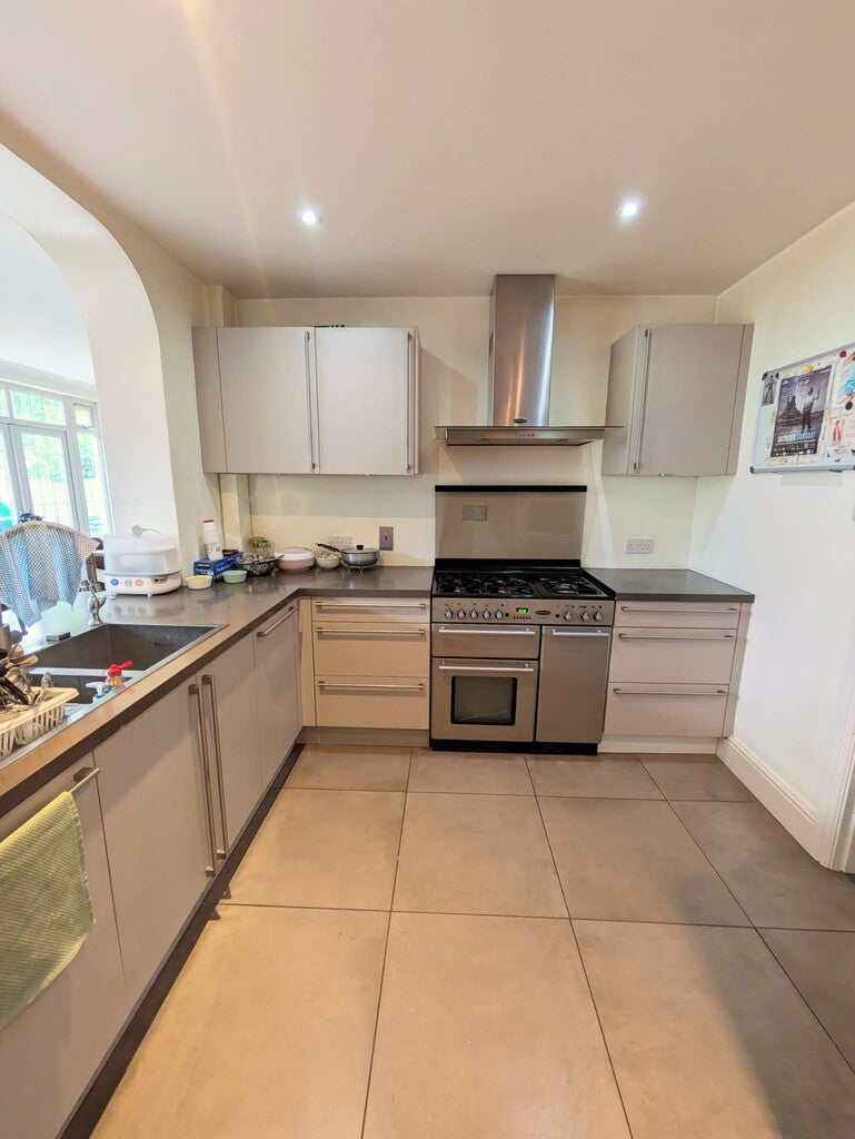 Room Lord Avenue in Greater London