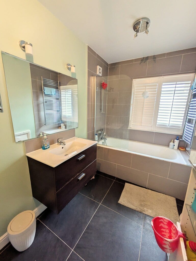 Room Lord Avenue in Greater London