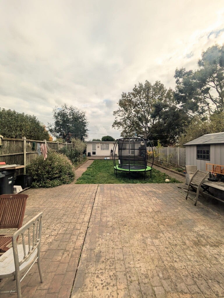 Room Lord Avenue in Greater London