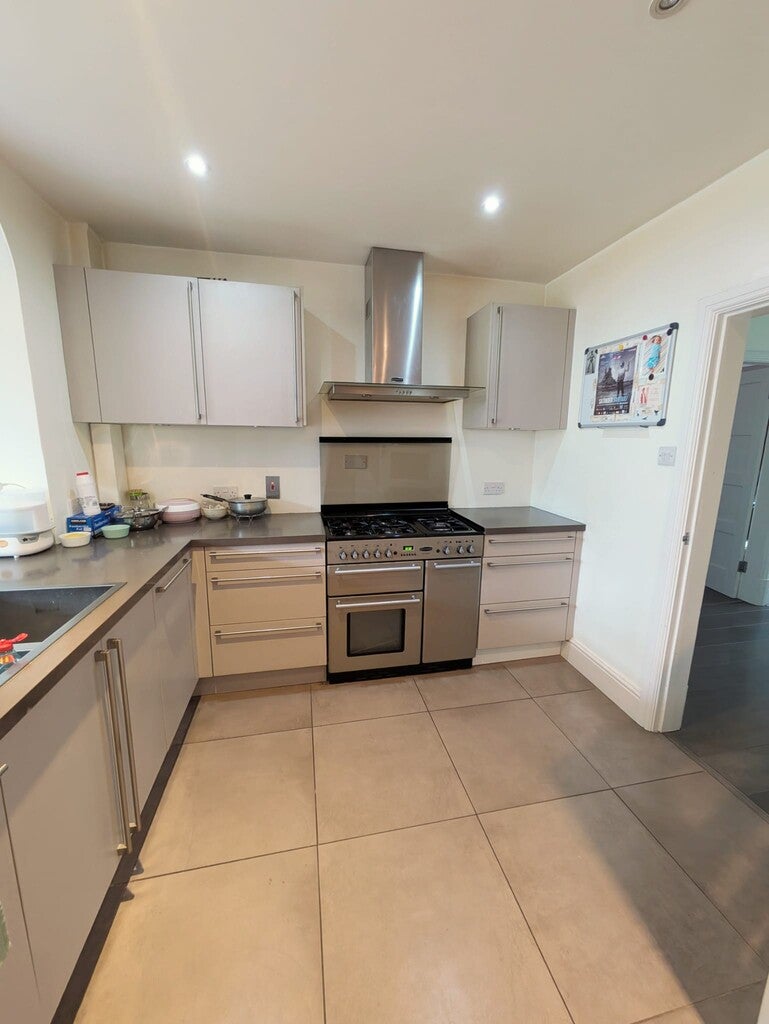 Room Lord Avenue in Greater London