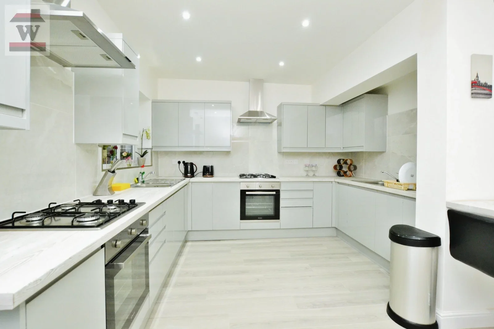 Room Wood Lane in Greater London