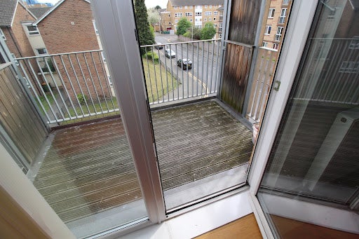 Flat Grantham Road in London