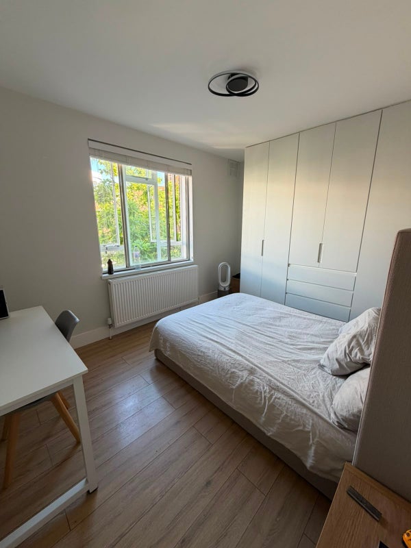 Room King's Road in Greater London