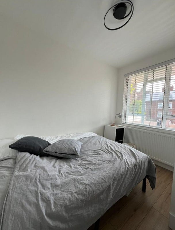 Room King's Road in Greater London