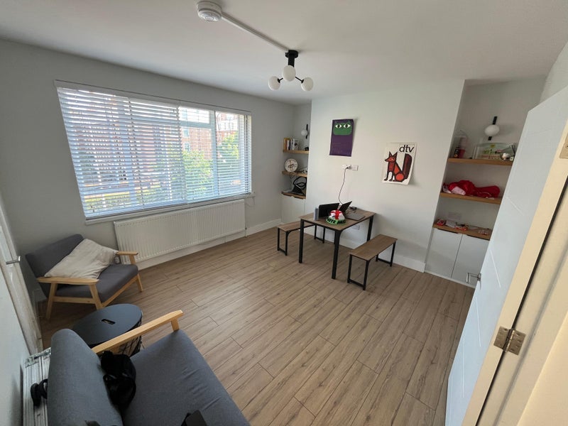 Room King's Road in Greater London