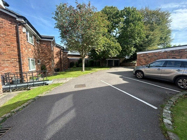 Flat Swann Lane in Cheadle Hulme