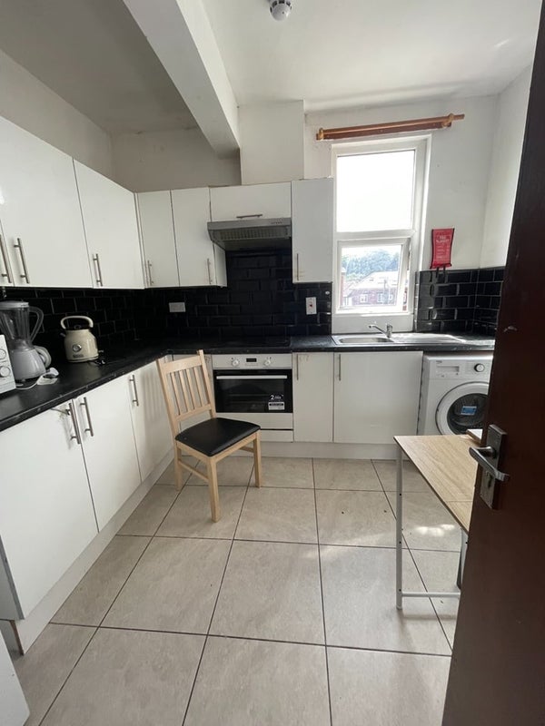 Room Belle Vue Road in Leeds