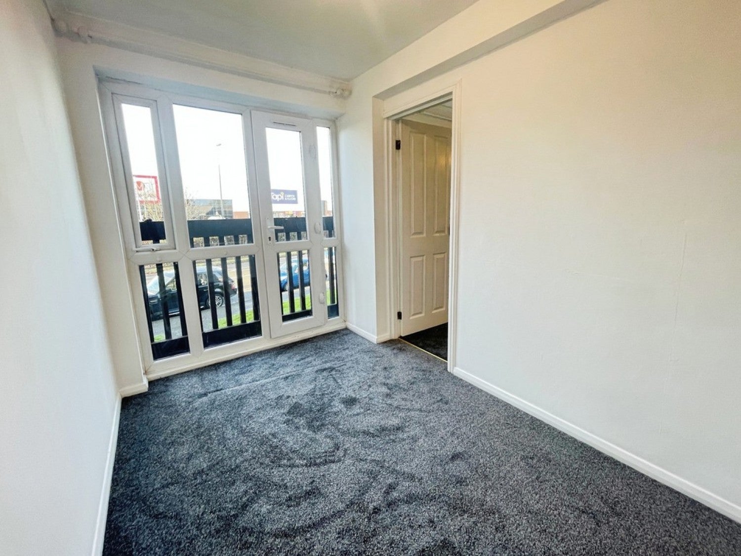 Flat Peveril Court in Crawley