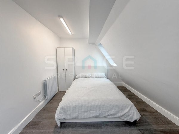 Flat Glendor Gardens in Greater London