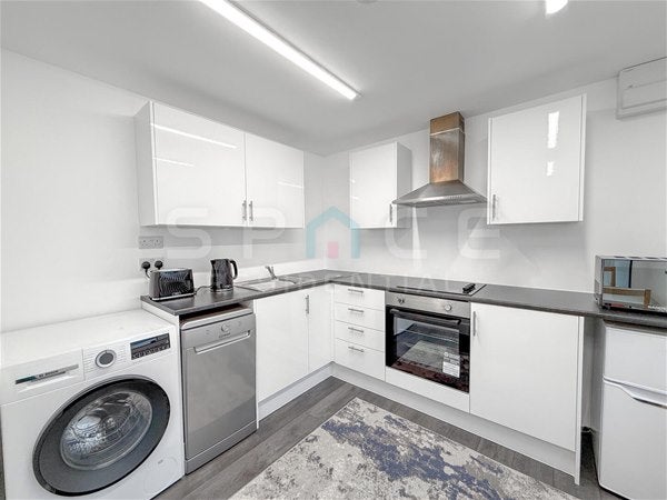 Flat Glendor Gardens in Greater London