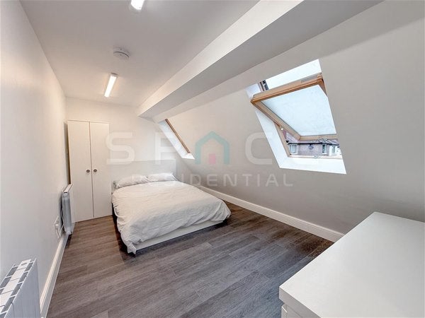 Flat Glendor Gardens in Greater London