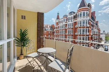 Flat Hans Crescent in Greater London