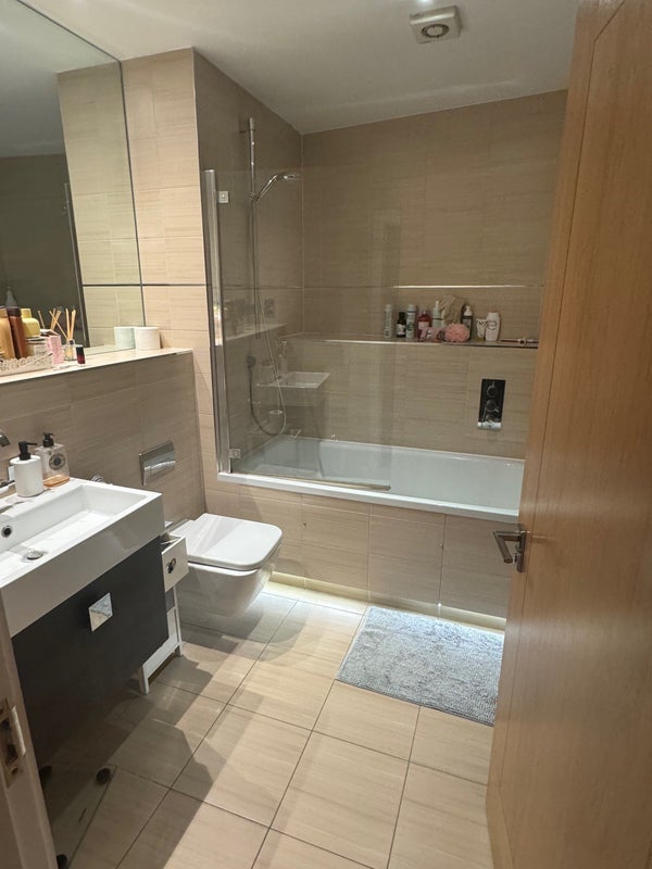 Room Clapham Road in Greater London