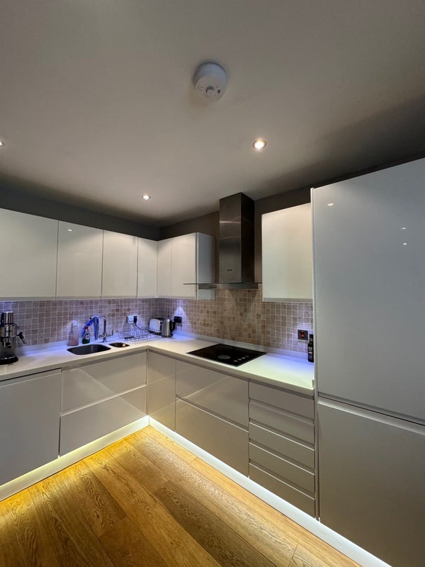 Room Clapham Road in Greater London