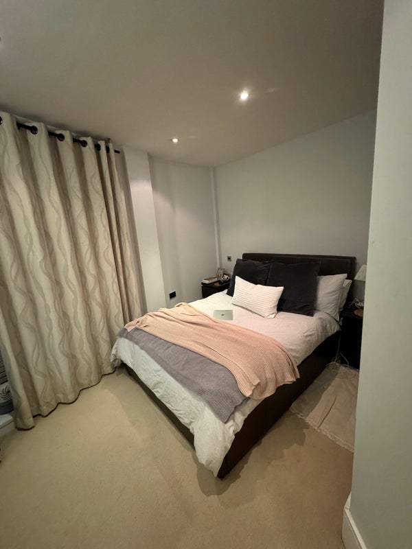Room Clapham Road in Greater London