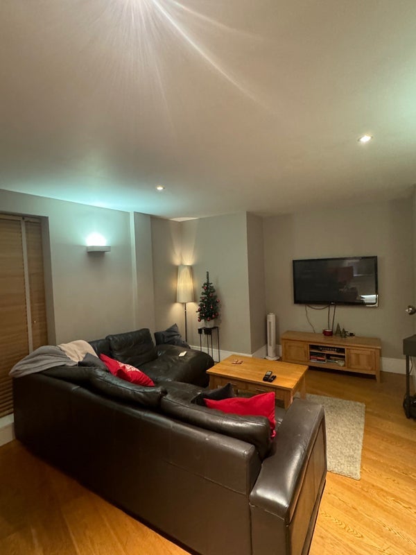 Room Clapham Road in Greater London