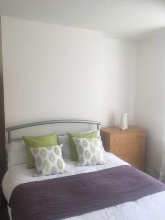 Room Leslie Road in Birmingham