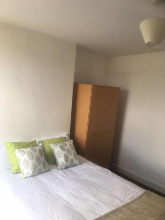 Room Leslie Road in Birmingham