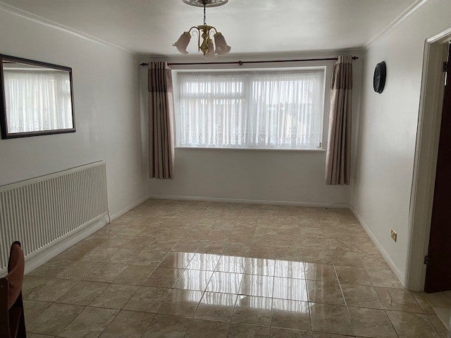 Flat Albany Park Avenue in Greater London
