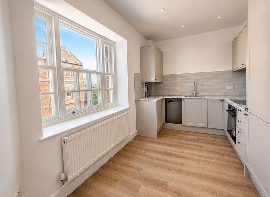 Flat Summerland Gardens in Greater London