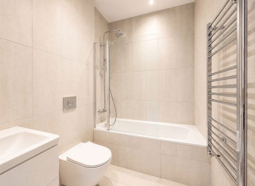 Flat Summerland Gardens in Greater London