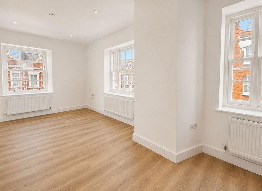 Flat Summerland Gardens in Greater London