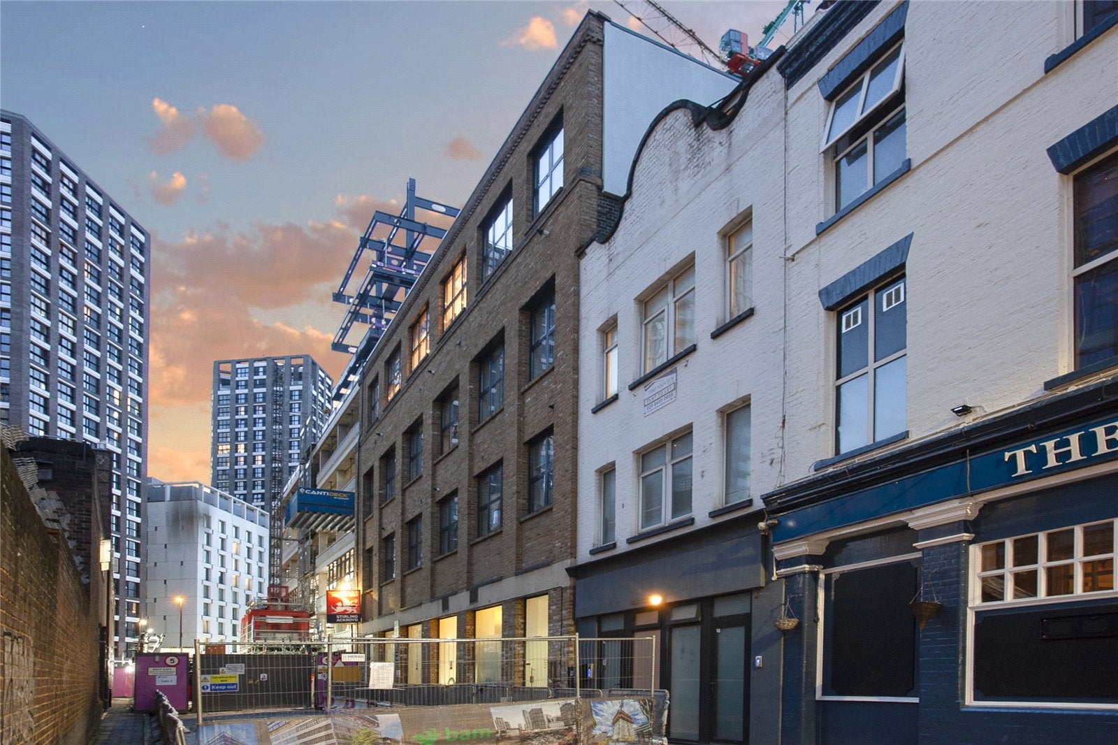 Flat Whitechapel High Street in Greater London