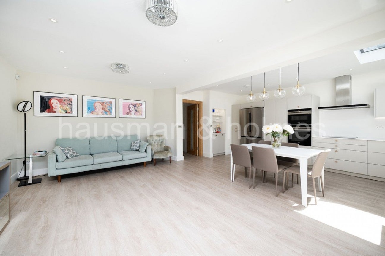 House Ossulton Way in Greater London