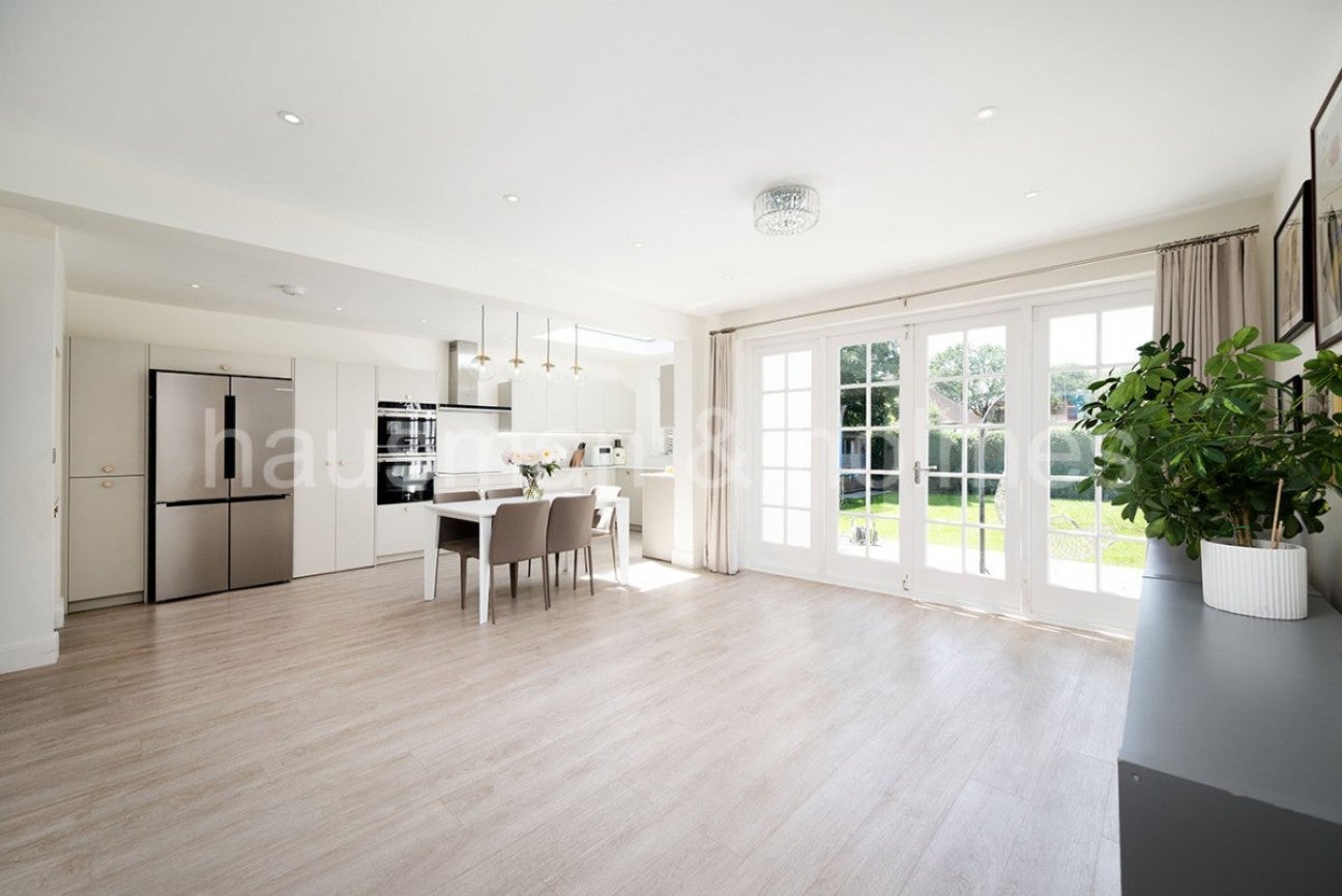 House Ossulton Way in Greater London