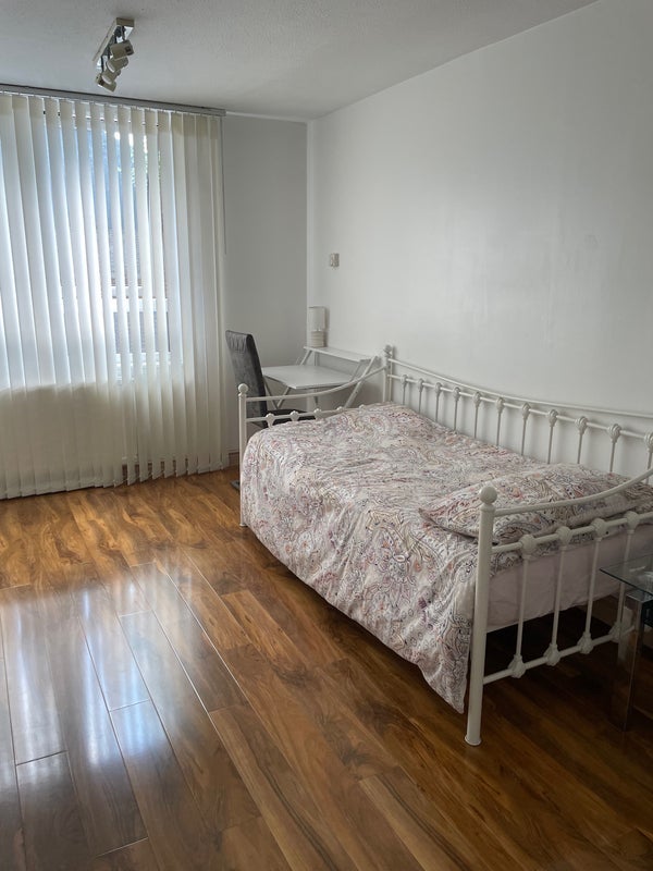 Room Heaton Road in Greater London