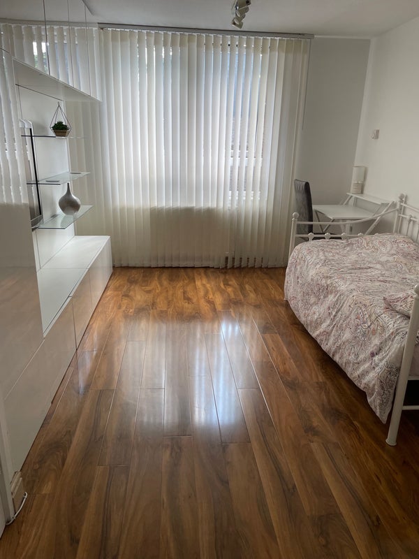 Room Heaton Road in Greater London