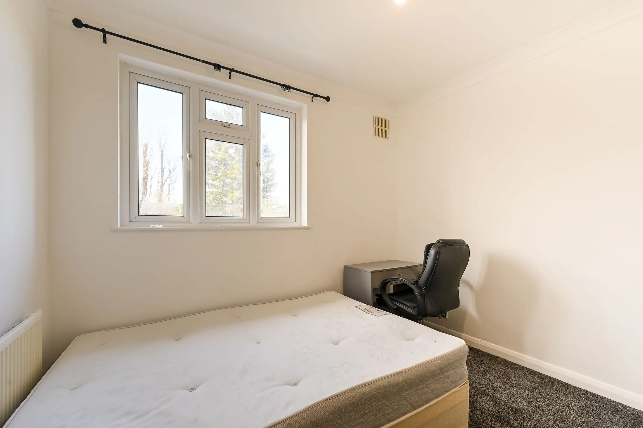 Flat Parkthorne Road in Greater London