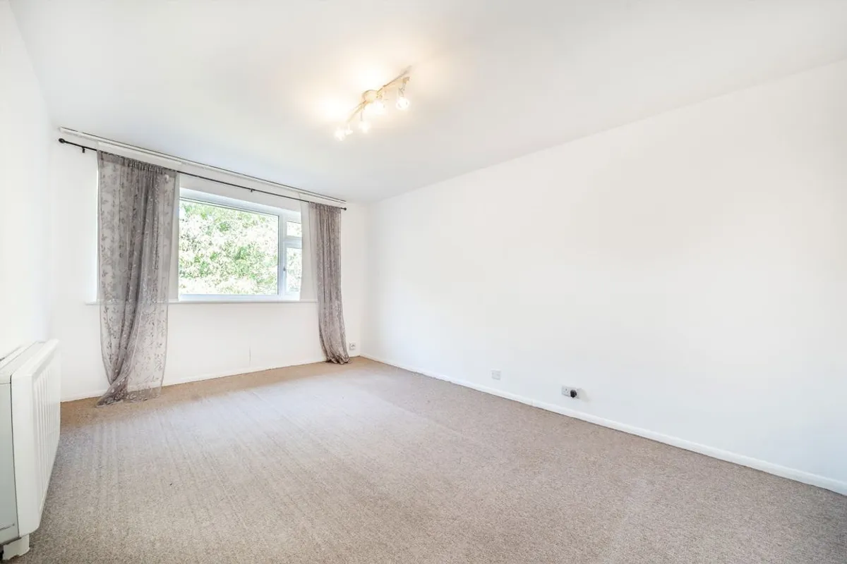 Flat Hampton Road in Greater London