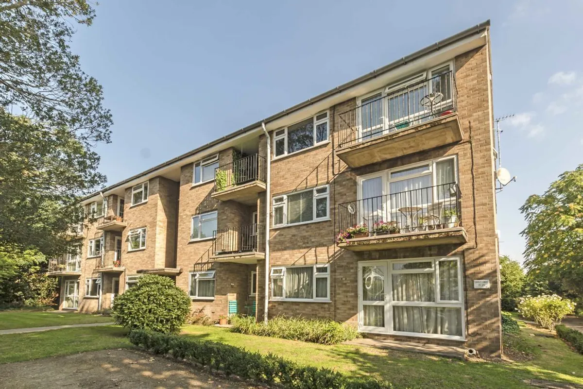 Flat Hampton Road in Greater London