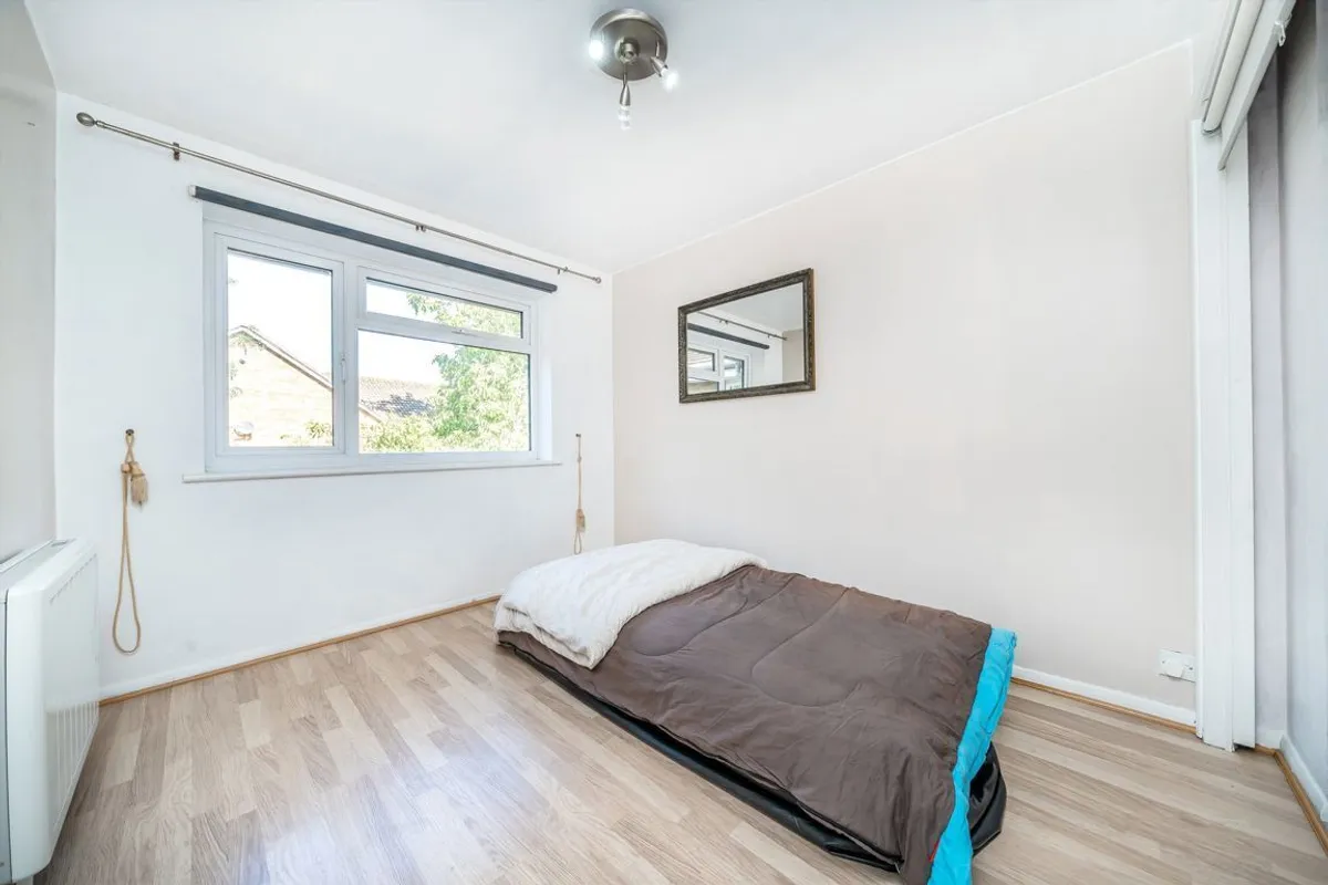 Flat Hampton Road in Greater London