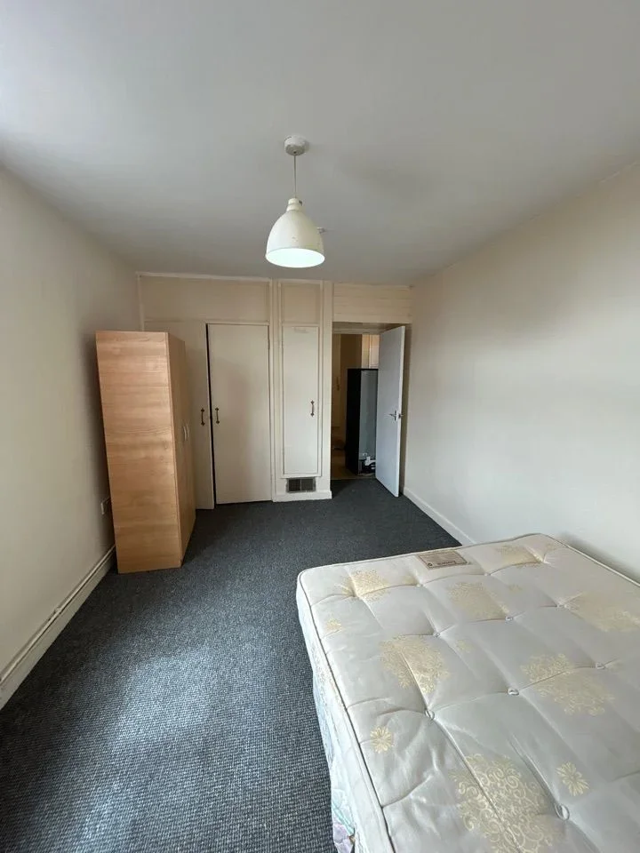 Flat Marlborough Hill in Greater London