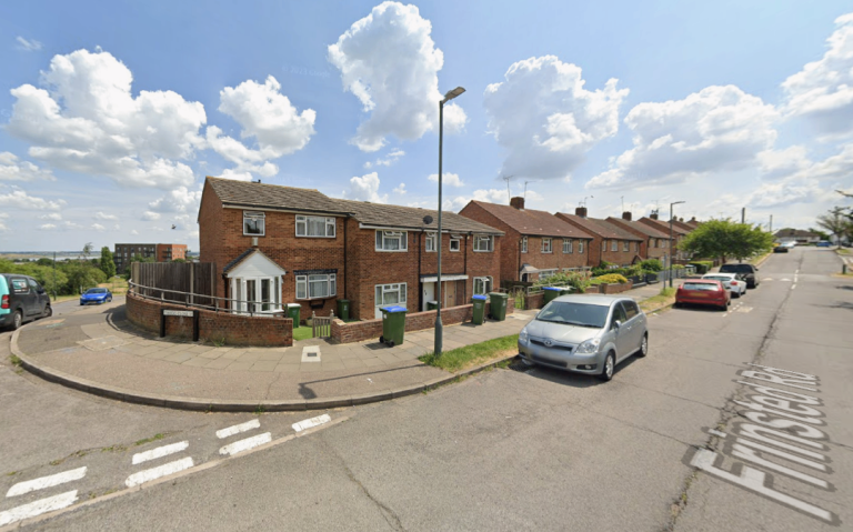 Flat Frinsted Road in Greater London