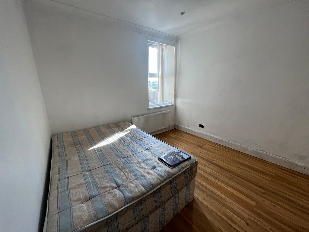 Flat Accolade Avenue in Greater London