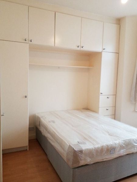 Flat Cranbrook Park in Greater London