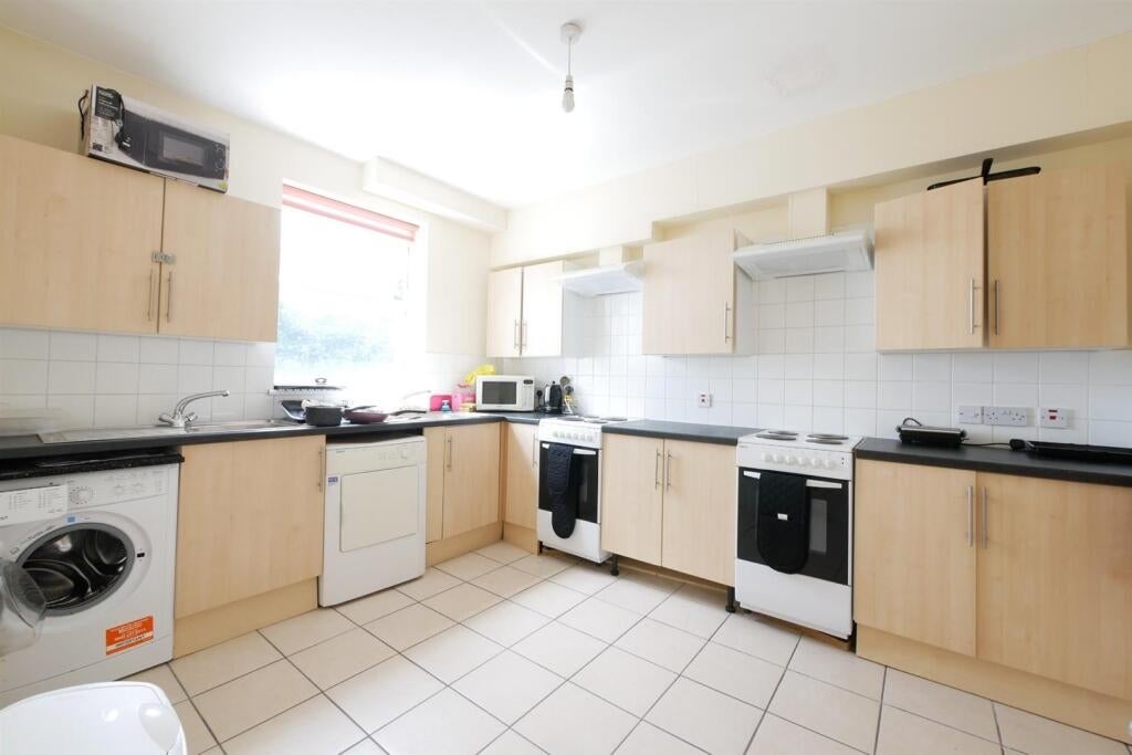 Flat Cranbrook Park in Greater London